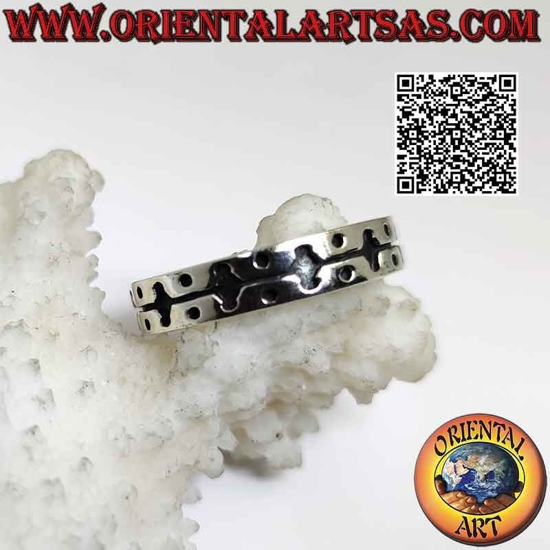 Silberring mit gearbeitetem Band mit graviertem Dekor aus Rauten, die durch eine Linie verbunden sind