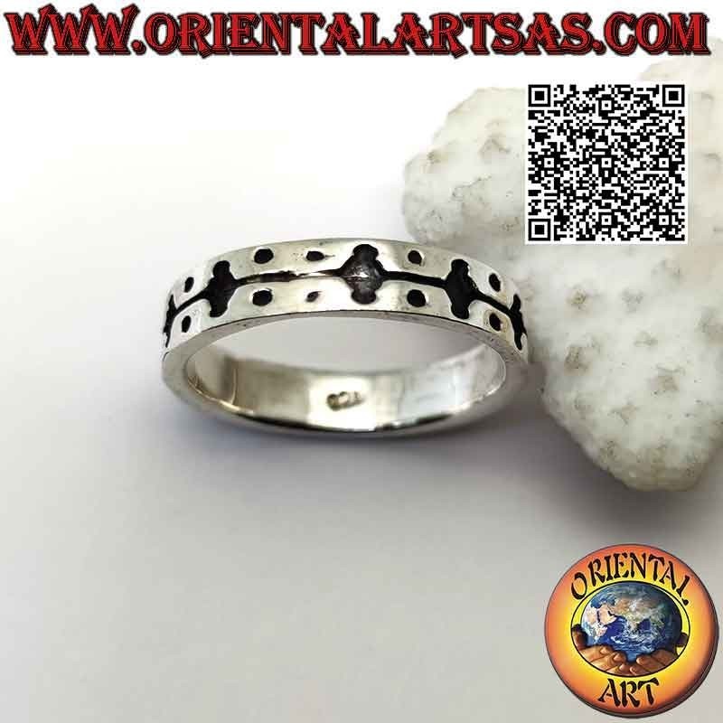 Anillo de plata con banda trabajada con decoración grabada de rombos unidos por una línea y bolitas en las cuatro esquinas