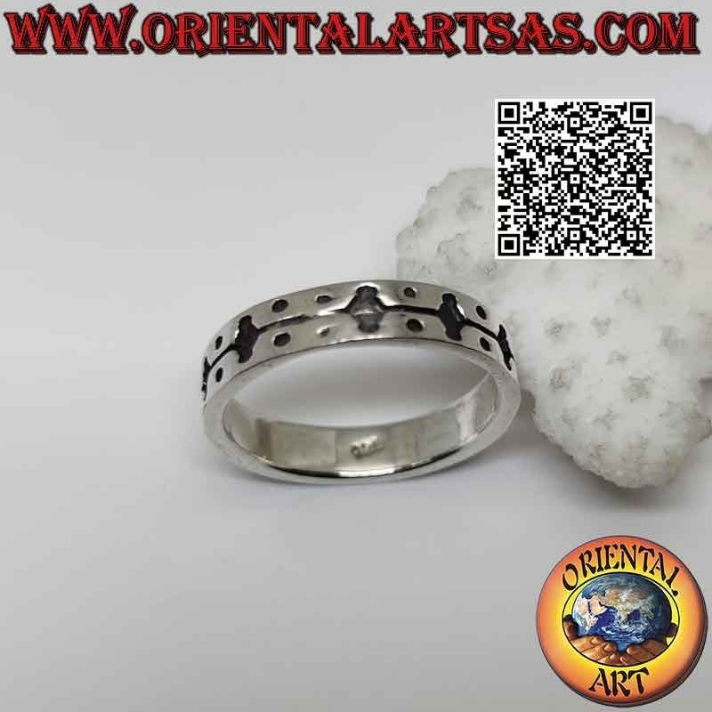 Anillo de plata con banda trabajada con decoración grabada de rombos unidos por una línea y bolitas en las cuatro esquinas