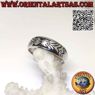Anillo banda de plata trabajado con decoración erótica maorí grabada