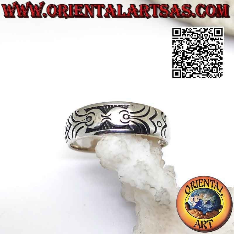 Bague en argent travaillée avec décor érotique maori gravé