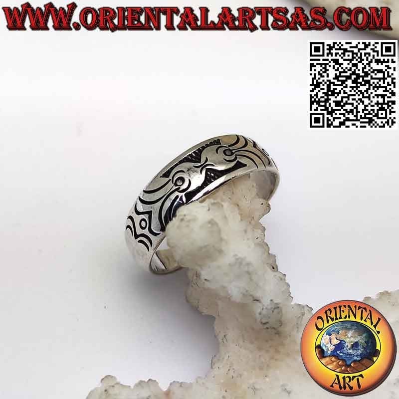 Bague en argent travaillée avec décor érotique maori gravé