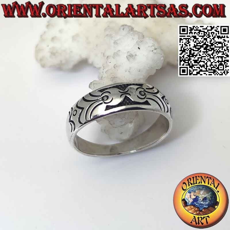 Anillo banda de plata trabajado con decoración erótica maorí grabada