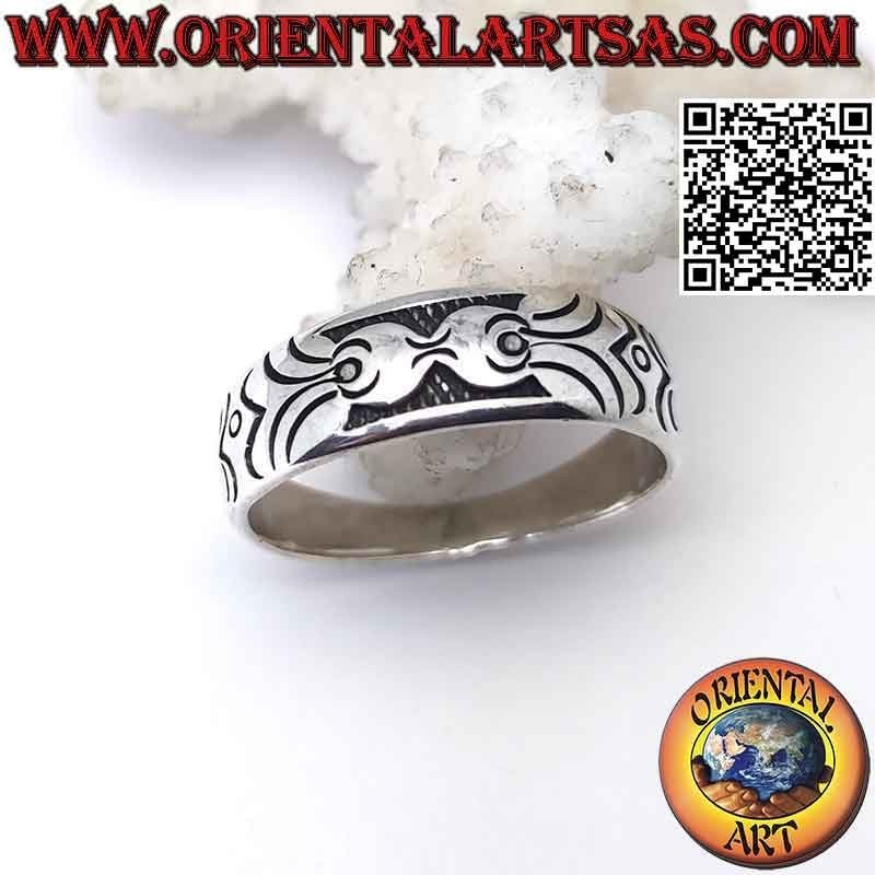Anello in argento a fascia lavorata con decoro erotico Maori inciso