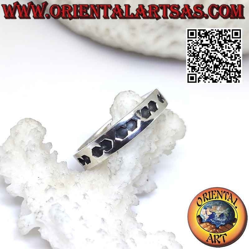 Anillo banda de plata trabajado con formas hexagonales en bajorrelieve
