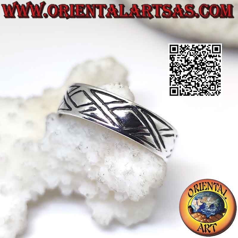 Anello in argento a fascia lavorata con rombi e linee spezzate incisi