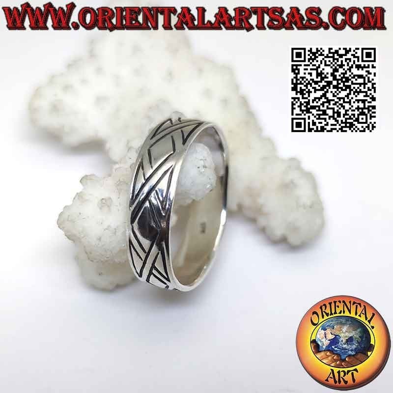 Anillo banda de plata trabajado con rombos grabados y líneas quebradas