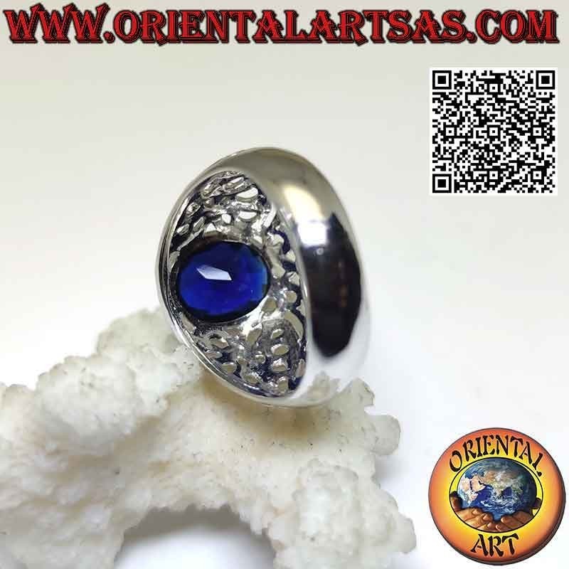 Anello in argento con zaffiro di sintesi ovale sfaccettato e decoro romantico barocco traforato
