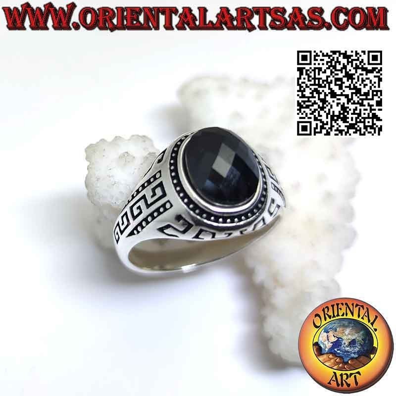 Anillo de plata con espinela oval facetada y greca grabada en los laterales