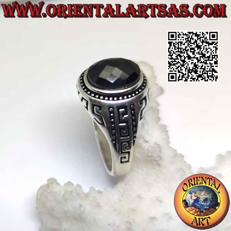 Bague en argent avec spinelle ovale facetté et grec gravé sur les côtés