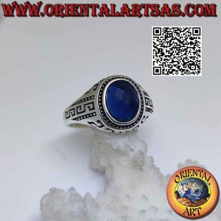 Anillo de plata con zafiro sintético oval facetado y greca grabada en los laterales