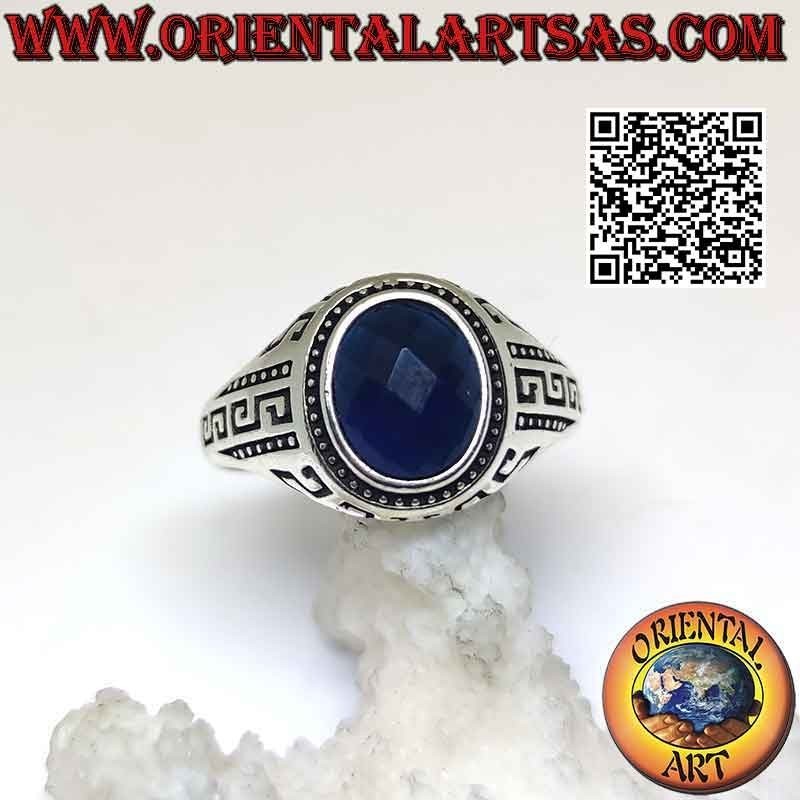 Anillo de plata con zafiro sintético oval facetado y greca grabada en los laterales