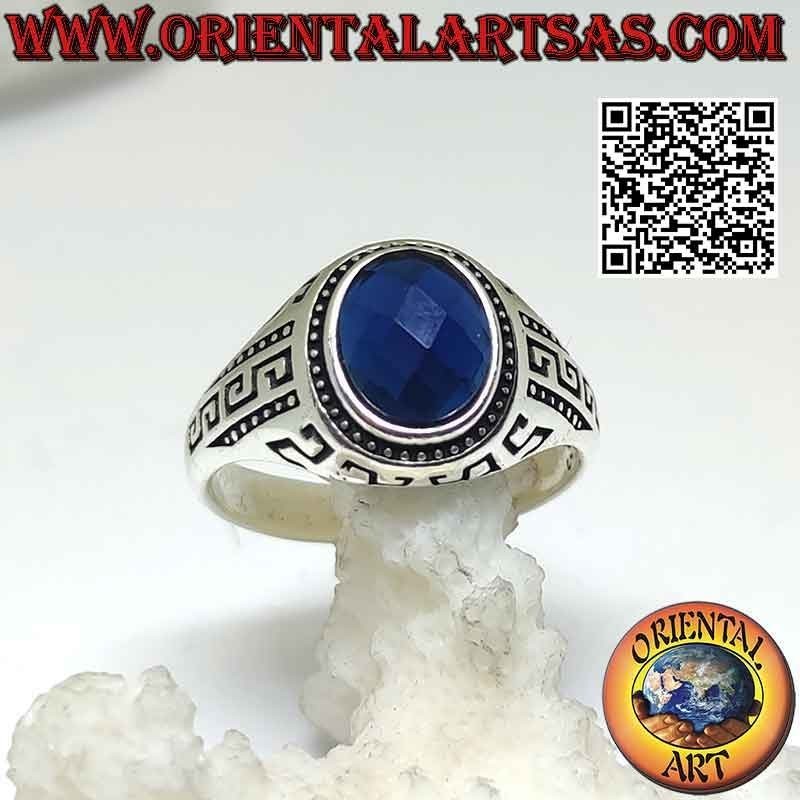 Anello in argento con zaffiro di sintesi ovale sfaccettato e greche incise sui lati