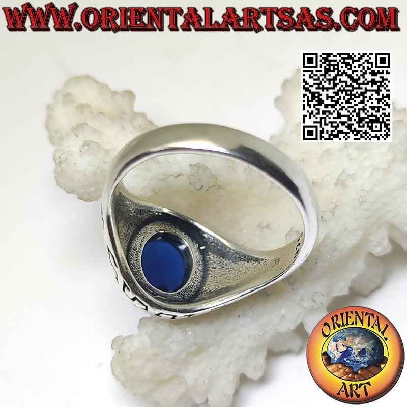 Bague en argent avec saphir synthétique ovale à facettes et grecque gravée sur les côtés