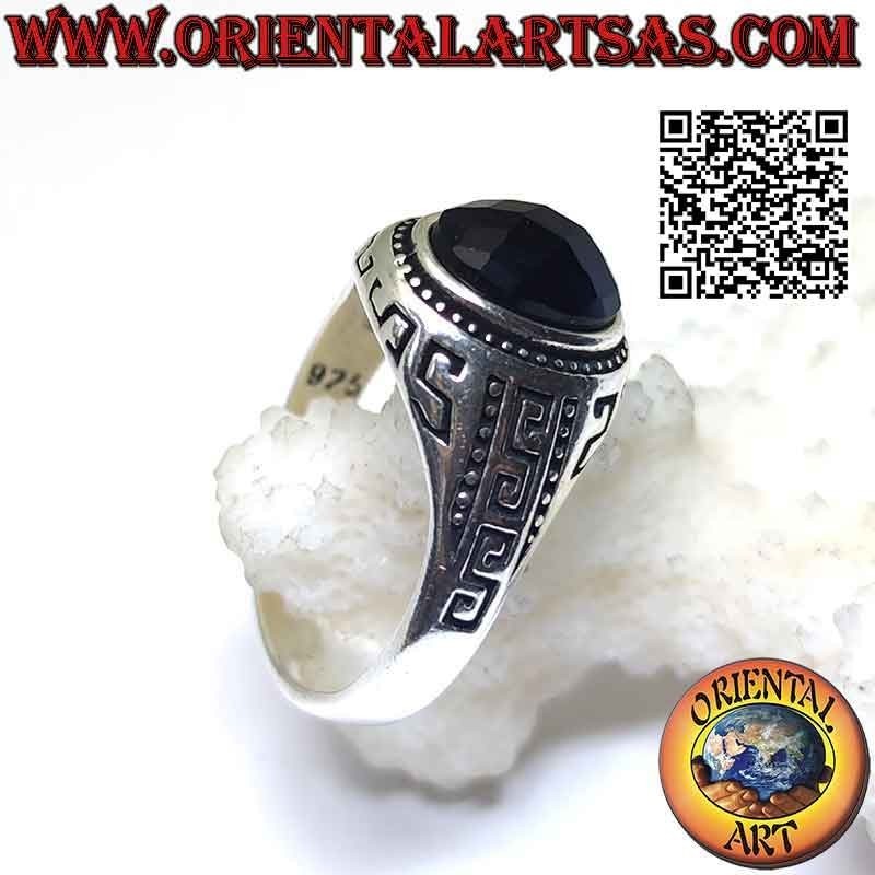 Bague en argent avec saphir synthétique ovale à facettes et grecque gravée sur les côtés