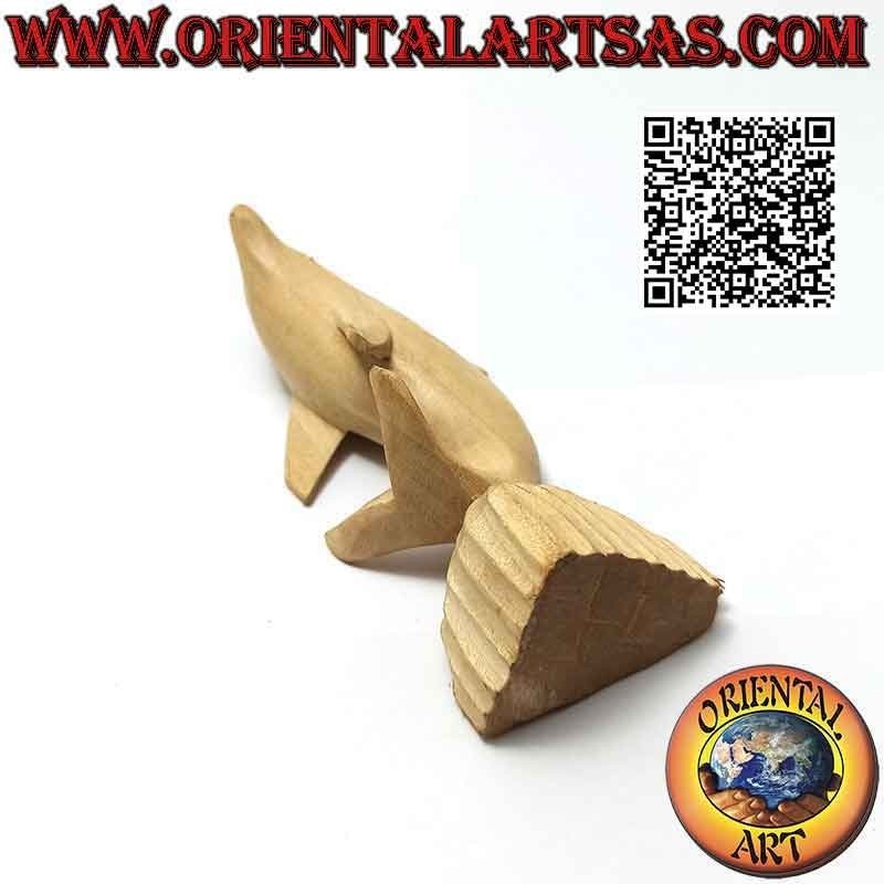 Scultura di un delfino in posa sulla scogliera in legno di ibisco da 12 cm