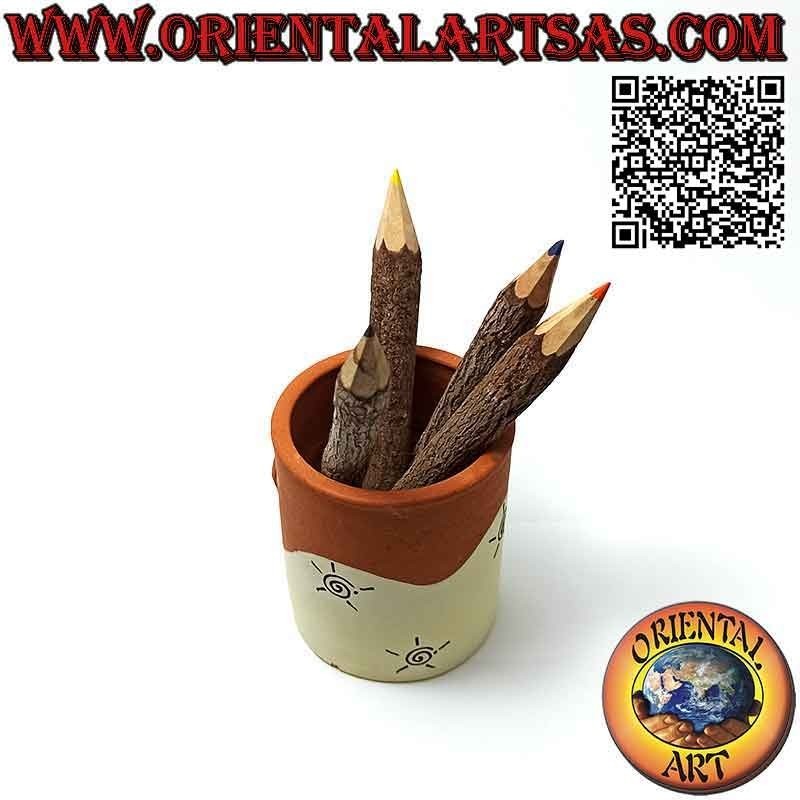 Portalápices cilíndrico hecho a mano con rana y espirales en terracota