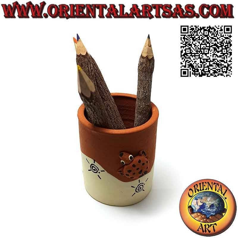 Portapenne cilindrico con ranocchio e spirali in terracotta realizzato a mano