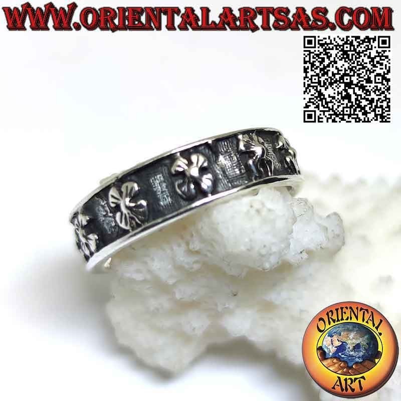 Anello in argento a fascia lavorata con fiori a quattro petali (lunaria odorosa o asperula) a bassorilievo