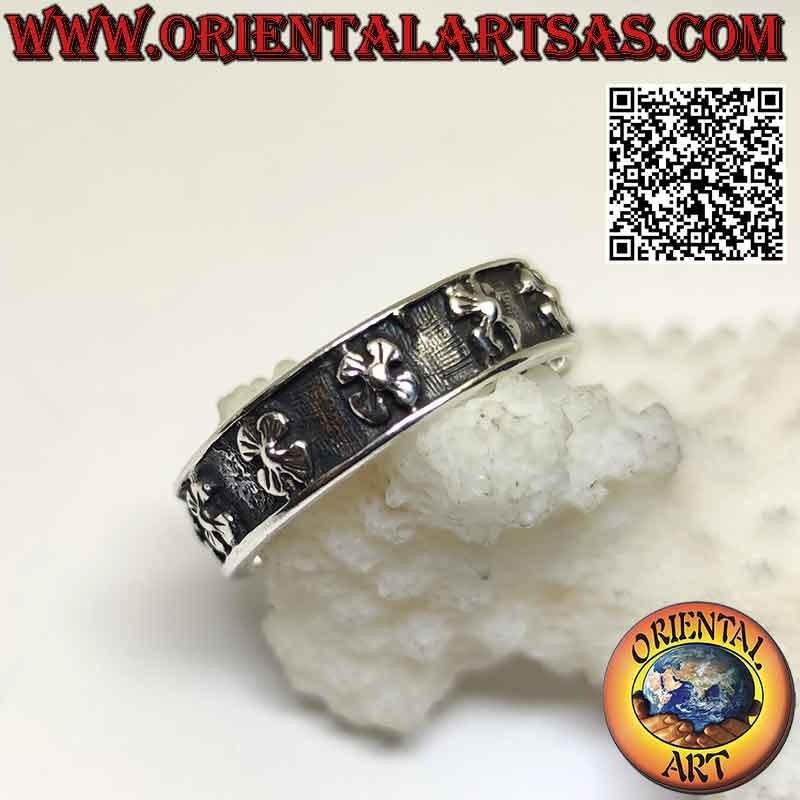 Anillo banda de plata trabajado con flores de cuatro pétalos (lunaria odorosa o aspérula) en bajorrelieve