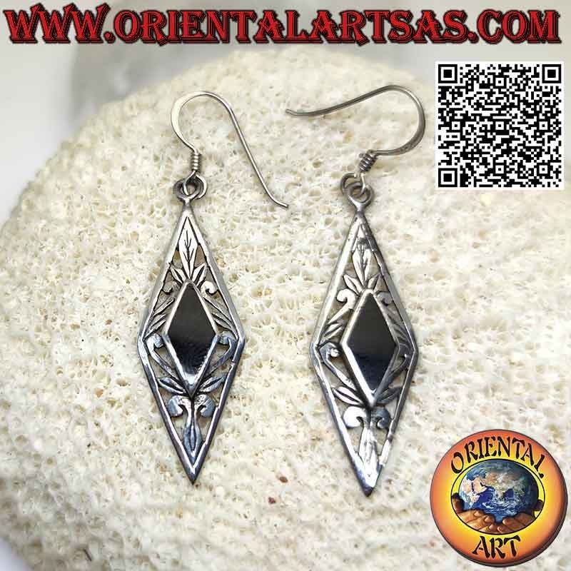 Orecchini in argento con onice romboidale contornata da decoro floreale traforato