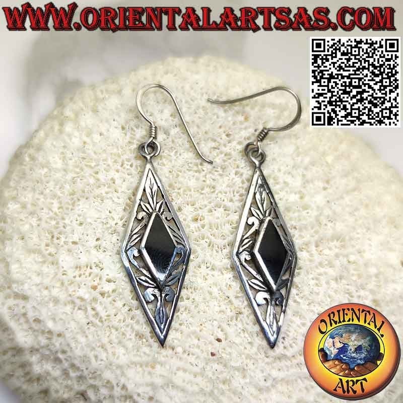 Orecchini in argento con onice romboidale contornata da decoro floreale traforato