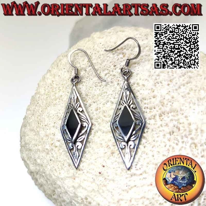 Orecchini in argento con onice romboidale contornata da decoro floreale traforato
