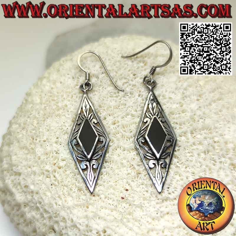 Silberne Ohrringe mit rautenförmigem Onyx, umgeben von perforiertem Blumendekor