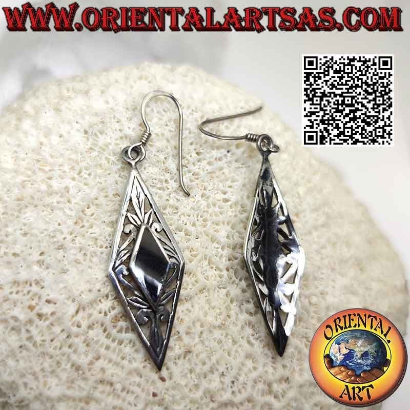 Silberne Ohrringe mit rautenförmigem Onyx, umgeben von perforiertem Blumendekor