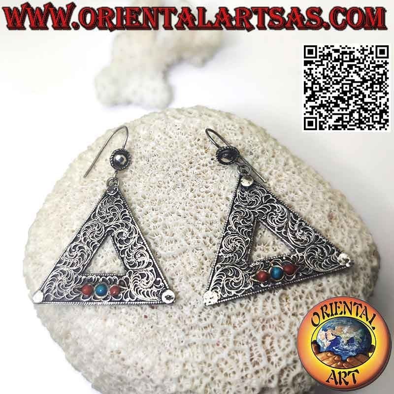 Pendientes de plata, triángulo decorado con filigrana con trío de turquesas y corales naturales milenarios