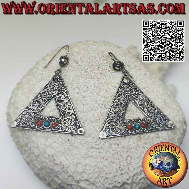 Boucles d'oreilles en argent, triangle décoré en filigrane avec trio de turquoises et coraux anciens naturels