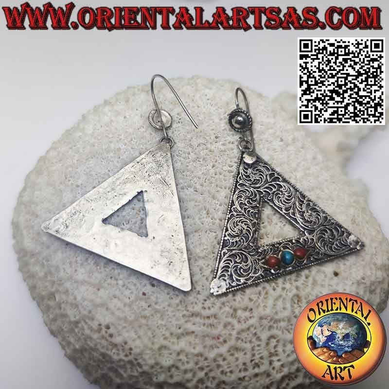 Orecchini in argento, triangolo decorato a filigrana con tris di turchese e coralli naturali antichi