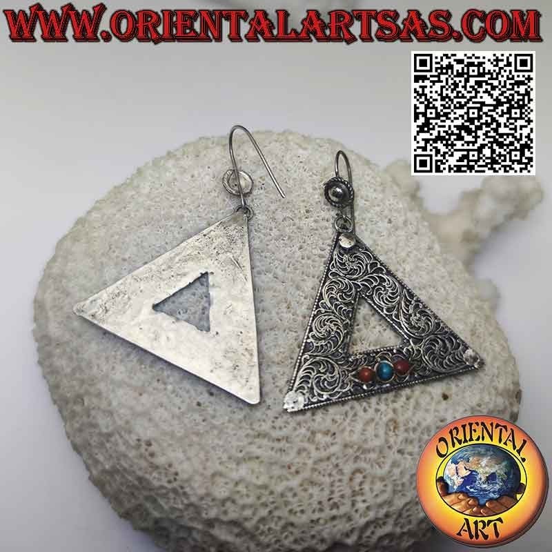 Orecchini in argento, triangolo decorato a filigrana con tris di turchese e coralli naturali antichi