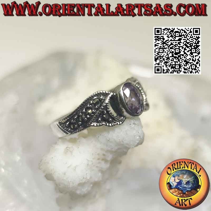 Silberring mit natürlichem, oval facettiertem Amethyst und seitlich mit Markasit besetzten Bändern