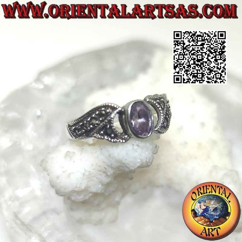 Bague en argent avec améthyste naturelle ovale à facettes et bandes serties de marcassite sur les côtés