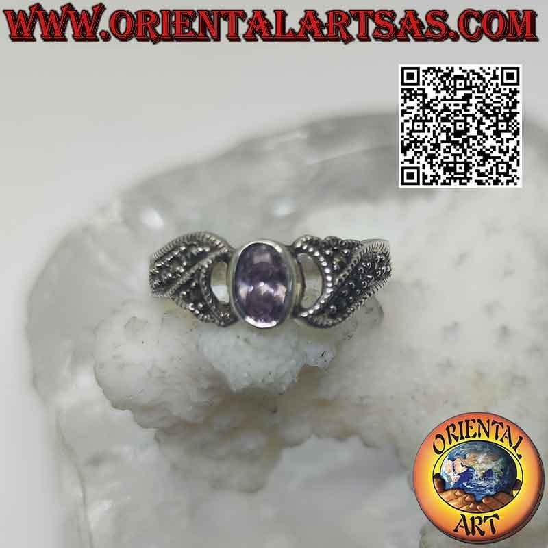 Bague en argent avec améthyste naturelle ovale à facettes et bandes serties de marcassite sur les côtés