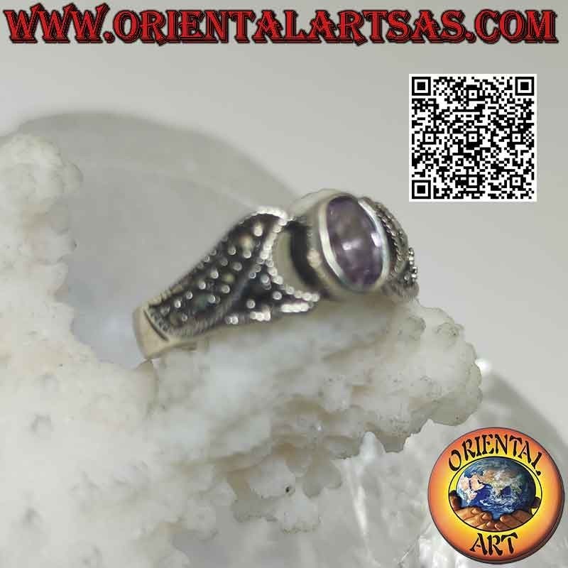 Bague en argent avec améthyste naturelle ovale à facettes et bandes serties de marcassite sur les côtés