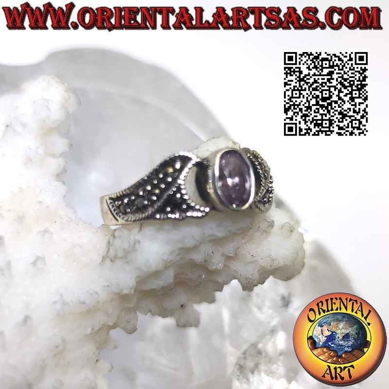 Silberring mit natürlichem, oval facettiertem Amethyst und seitlich mit Markasit besetzten Bändern