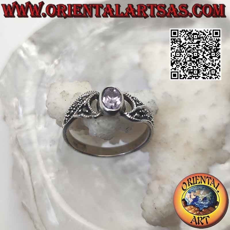 Anello in argento con ametista naturale ovale sfaccettata e fascette tempestate di marcassite sui lati