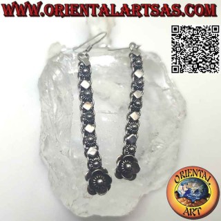Pendientes de plata con hilera de flores y placas romboidales alternas (colgantes)