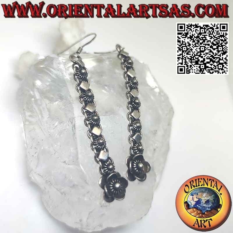 Boucles d'oreilles en argent avec une rangée de fleurs et des plaques rhomboïdales alternées (pendentifs)