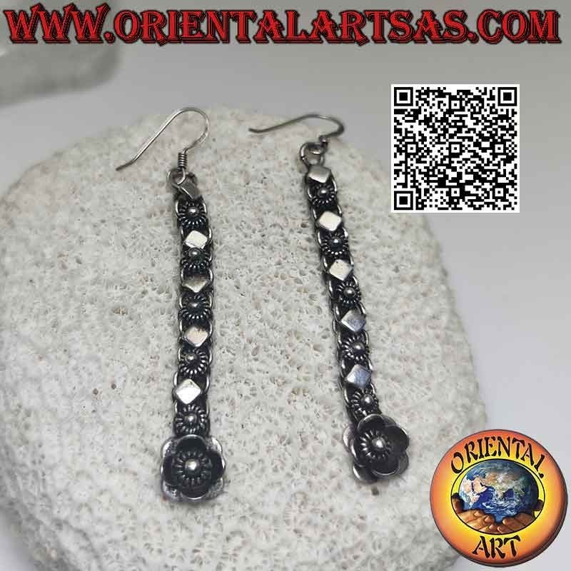 Pendientes de plata con hilera de flores y placas romboidales alternas (colgantes)