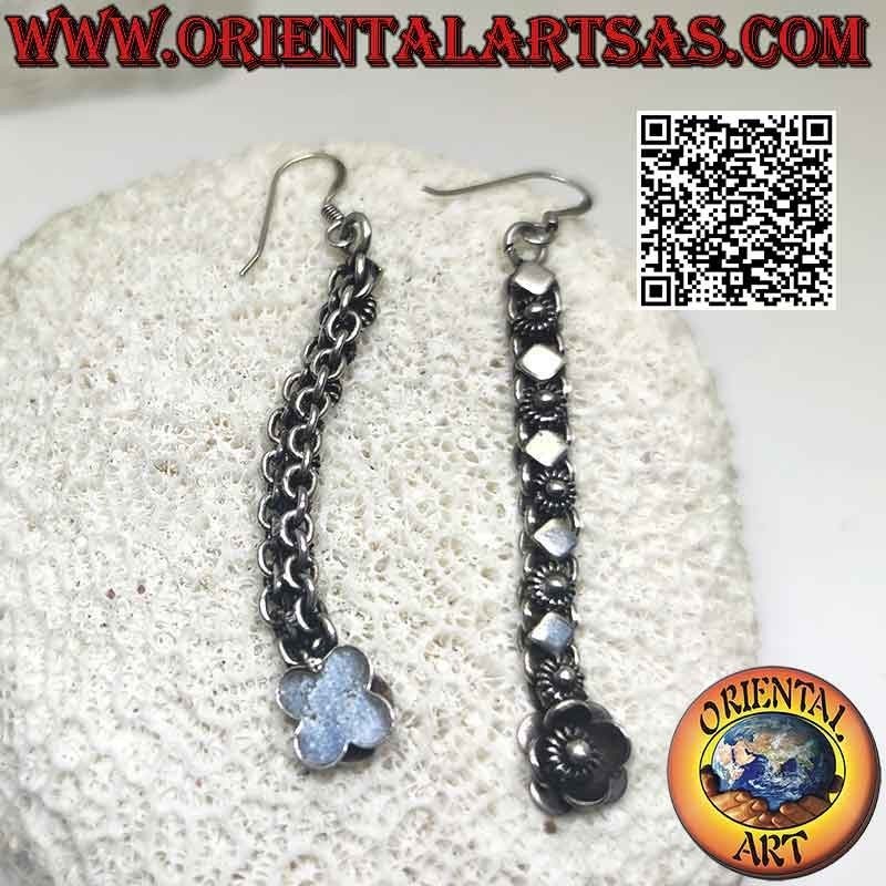 Pendientes de plata con hilera de flores y placas romboidales alternas (colgantes)