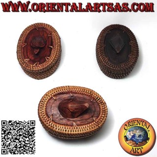 Joyero ovalado con escultura tallada en caoba y mimbre (11 x 8)