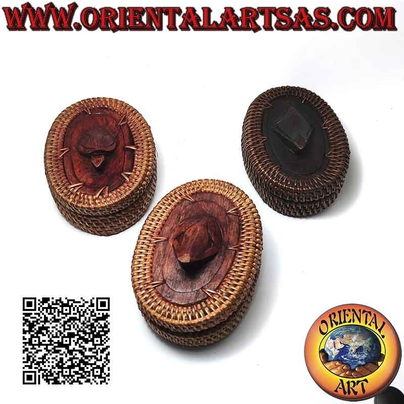 Joyero ovalado con escultura tallada en caoba y mimbre (11 x 8)