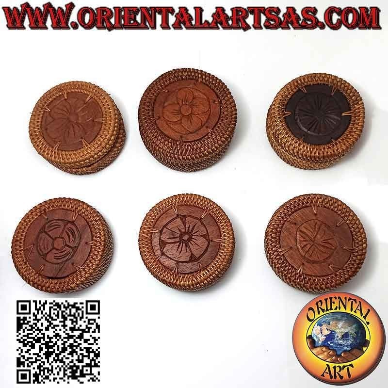 Boîte à bijoux ronde à décor gravé en acajou et osier (Ø 9 cm)