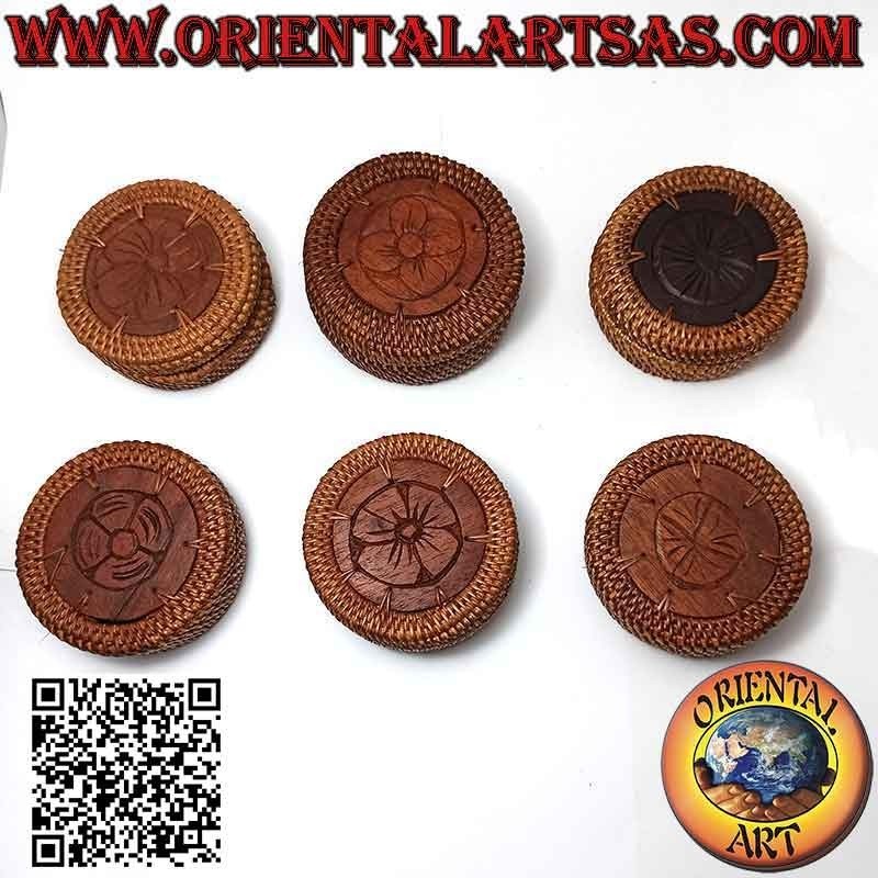 Round jewelry box with engraved decoration in mahogany and wicker (Ø 9 cm)