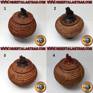 Joyero esférico con escultura tallada en caoba y mimbre