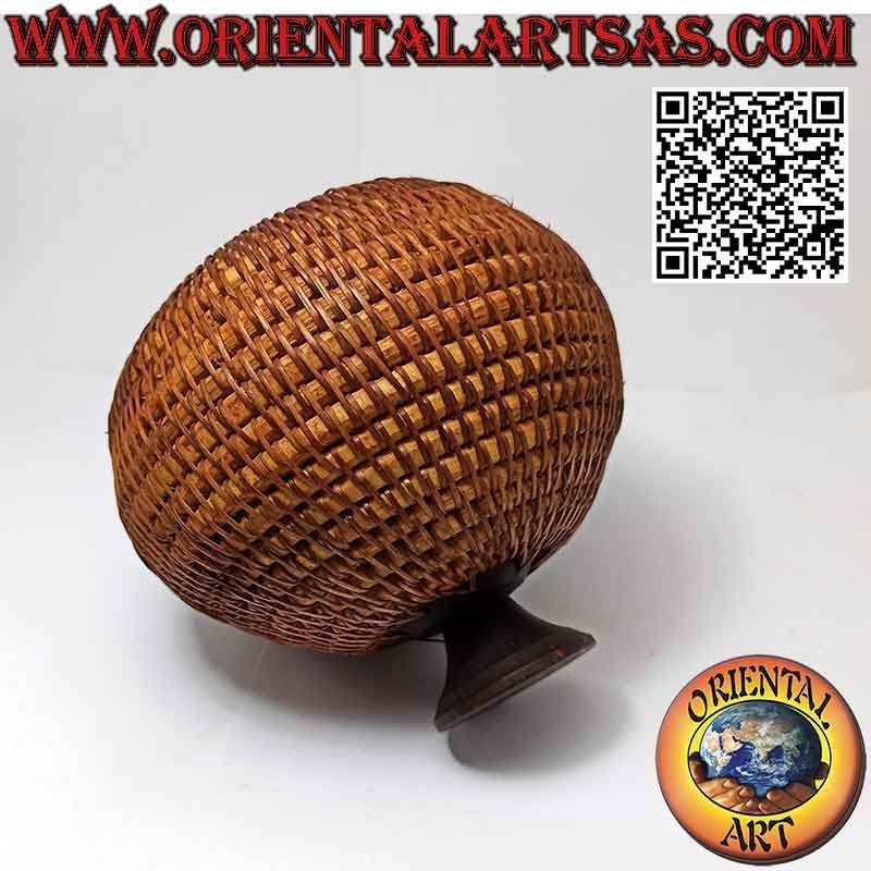 Scatola portagioie sferica con scultura intagliata in legno di mogano e midollino