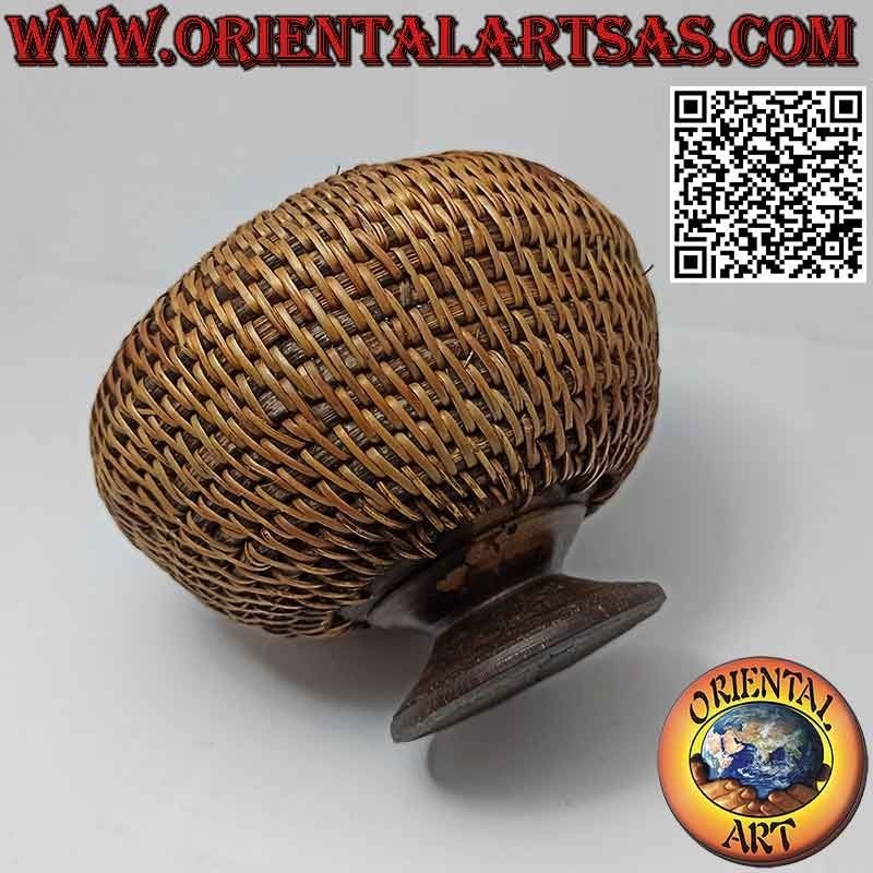 Scatola portagioie sferica con scultura intagliata in legno di mogano e midollino